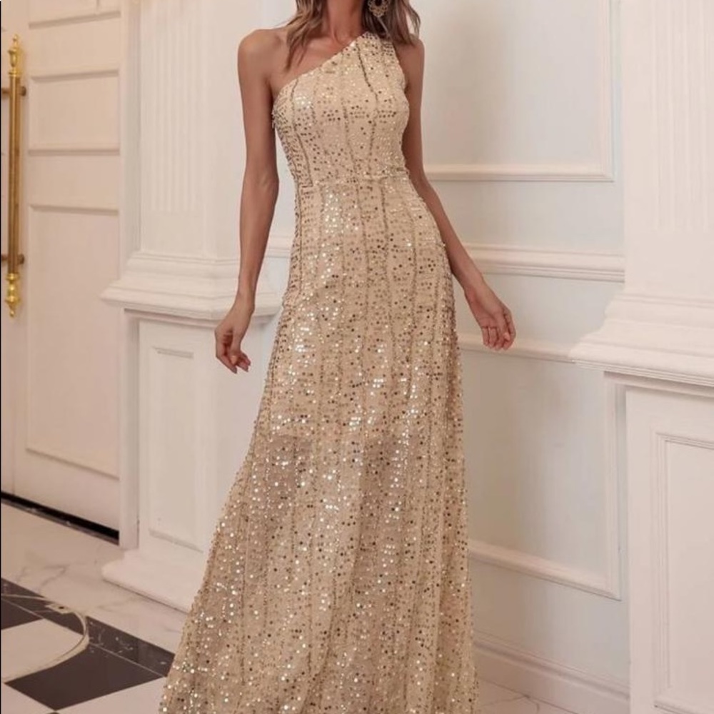 Golden dress - Picture 3 of 3